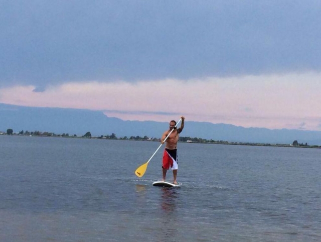 Hundiendo el remo en el mar